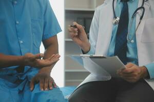 proche en haut de médecin séance sur chevet de Masculin patient dans hôpital photo