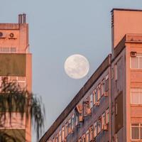 Pleine lune sur un bâtiment sur la plage de Botafogo à Rio de Janeiro, Brésil photo
