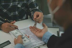 réel biens agent et client signature Contrat à acheter loger, Assurance ou prêt réel immobilier.rent une maison, obtenir Assurance ou prêt réel biens ou propriété. photo