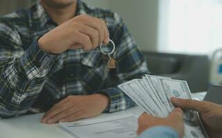 réel biens agent et client signature Contrat à acheter loger, Assurance ou prêt réel immobilier.rent une maison, obtenir Assurance ou prêt réel biens ou propriété. photo