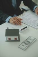 réel biens agent et client signature Contrat à acheter loger, Assurance ou prêt réel immobilier.rent une maison, obtenir Assurance ou prêt réel biens ou propriété. photo