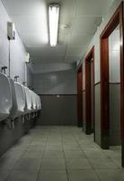 intérieur des toilettes pour hommes photo