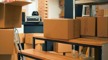 Commencez entrepôt rempli avec marchandise à navire à clients, des produits dans papier carton paquets utilisé pour affaires développement. vide espace de rangement pièce avec carton des boites et piles de fournitures. photo