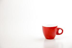 tasse de café rouge sur fond blanc photo