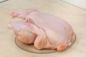 entier brut poulet sur assiette photo