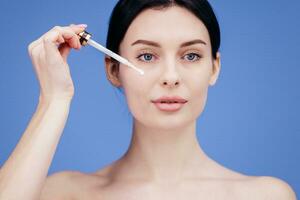 proche en haut de femme corps se soucier à maison. portrait de femme appliquant Crème hydratante crème sur cou. Naturel peau se soucier photo