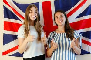 Jeune femme avec drapeaux de Anglais Parlant des pays photo