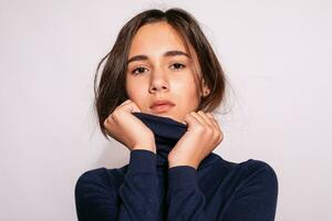 photo de positif Jeune agréable femme dans Jaune au genou