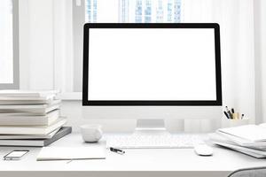 vue de face du parc de travail avec écran d'ordinateur blanc vierge photo