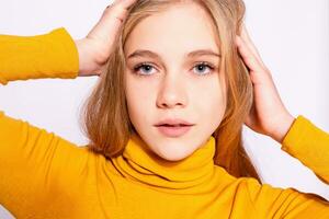 photo de positif Jeune agréable femme dans Jaune au genou