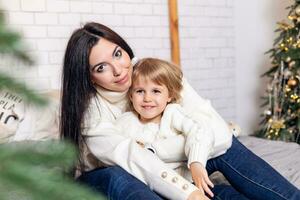 de bonne humeur maman et sa mignonne filles en jouant dans tente. photo