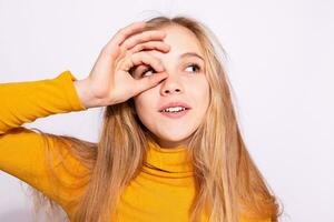 photo de positif Jeune agréable femme dans Jaune au genou