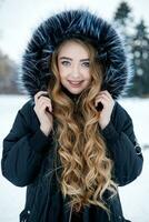 Jeune femme hiver portrait. peu profond ddl. photo
