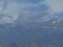 une Montagne intervalle avec une nuage couvert ciel photo