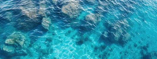 Haut vue à le surface de transparent clair l'eau photo