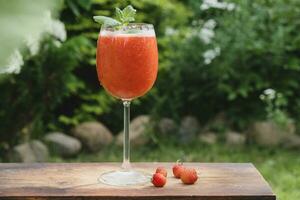 verre de fraise daiquiri cocktail en plein air. photo