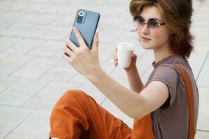 Jeune femme prise selfie en utilisant téléphone intelligent. photo