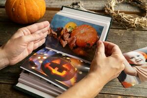 Halloween imprimé Photos dans image album. femelle mains tenir photo album.