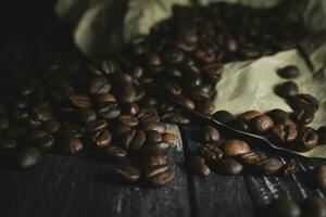 grains de café sur table en bois photo