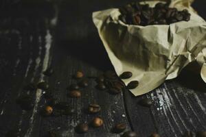 grains de café sur table en bois photo