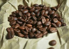 grains de café sur table en bois photo