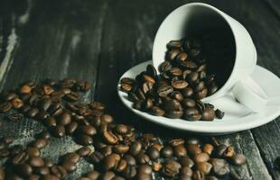 grains de café sur table en bois photo