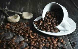 grains de café sur table en bois photo