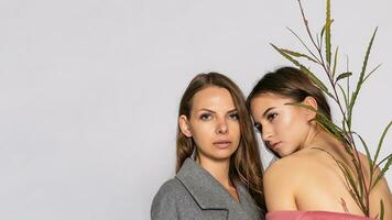 mode portrait de deux souriant brunette femmes des modèles dans été décontractée pardessus photo