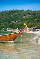 longue bateau et tropical plage, andaman mer,phi phi îles, Thaïlande photo