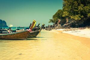 thaïlandais traditionnel bateaux sur phi-phi îles, Thaïlande photo