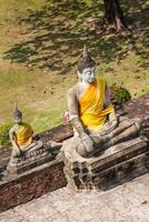 ancien Bouddha statue à wat yai chaimongkol dans le historique ville, ayuthaya, Thaïlande photo