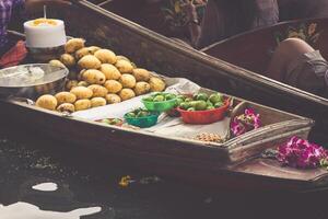 traditionnel flottant marché dans Bangkok, Thaïlande photo