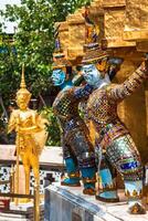 gardes sur le base niveau de stupa dans wat phra kéo, Thaïlande photo