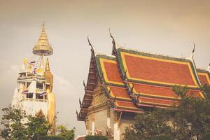 wat intharawihan bouddhiste temple dans Bangkok détient le le plus haut permanent Bouddha dans le monde. photo