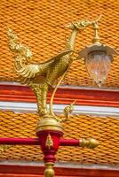 thaïlandais traditionnel magnifique d'or cygne sur rue lampe Publier dans Bangkok, Thaïlande. photo