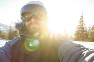 freerider snowboarder permanent sur raide pente de Montagne de pointe photo