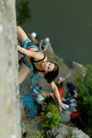 une fille grimpe une rock. femme engagé dans extrême sport. photo