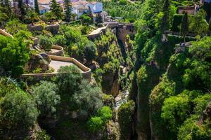 vue de bâtiments plus de falaise dans ronde, Espagne photo