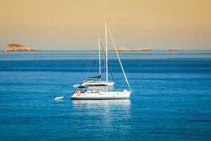 luxe yacht dans turquoise iltes formentera méditerranéen mer baléares îles photo