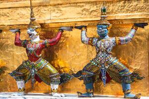 gardes sur le base niveau de stupa dans wat phra kéo, Thaïlande photo