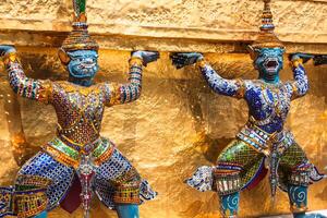 gardes sur le base niveau de stupa dans wat phra kéo, Thaïlande photo