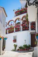 rue pittoresque de mijas avec des pots de fleurs en façades. village blanc andalou. costa del sol. Sud de l'espagne photo