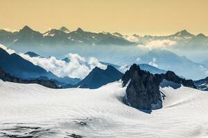 Vue de la chaîne de montagnes du mont blanc de l'aiguille du midi à chamonix - orientation paysage photo