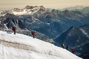 mont blanc, chamonix, alpes françaises. France. - les touristes qui gravissent la montagne photo