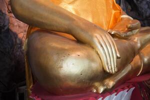 Statues de Bouddha sur le temple de la grotte du tigre près de Krabi, Thaïlande photo