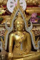 Statues de Bouddha sur le temple de la grotte du tigre près de Krabi, Thaïlande photo