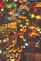 arabe les lampes et lanternes dans le Marrakech, Maroc photo