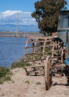 tracteur après une difficile journée travail sur le riz des champs photo