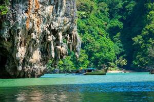 énorme calcaire falaise dans le phang nga baie, Thaïlande photo