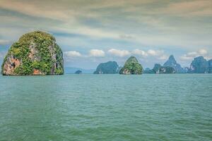 roches et paysage de mer sur l'île en thaïlande, phuket photo